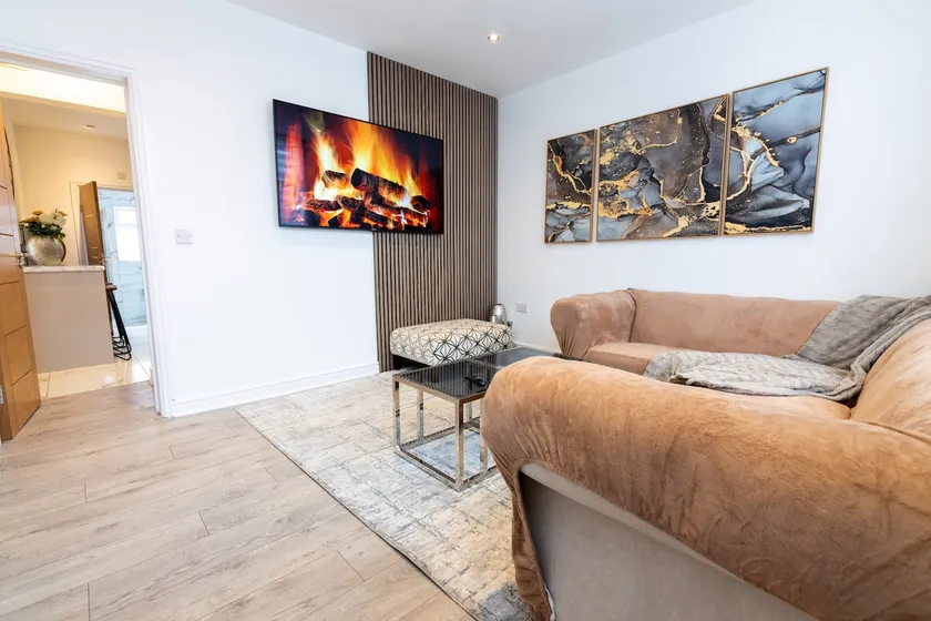 Stylish Refurbished House 2BR Stockport Manchester - Image 1