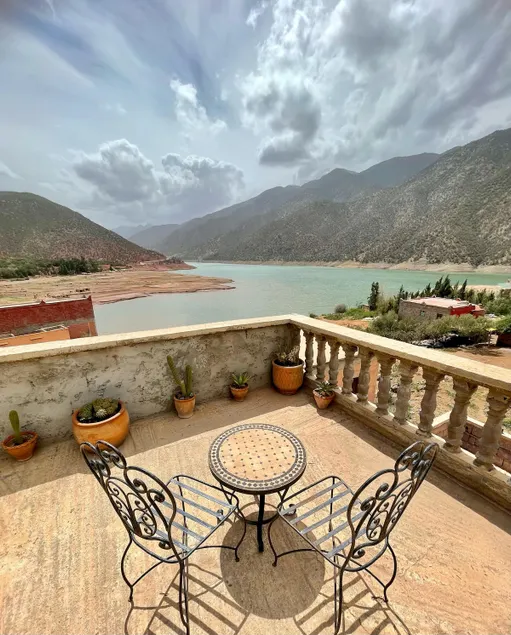 lake view, comfortable artistic design - Image 1