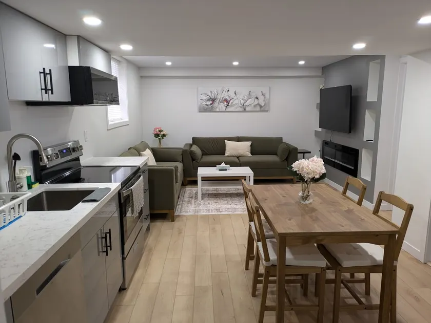 Modern, stylish & spacious home w/ King-size bed - Image 1