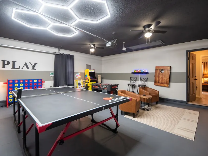Upscale GAME ROOM, Movie Theater, Arcade, Fire Pit - Image 1