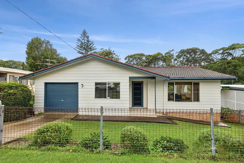 Walk to Beach, New to Airbnb! - Image 1