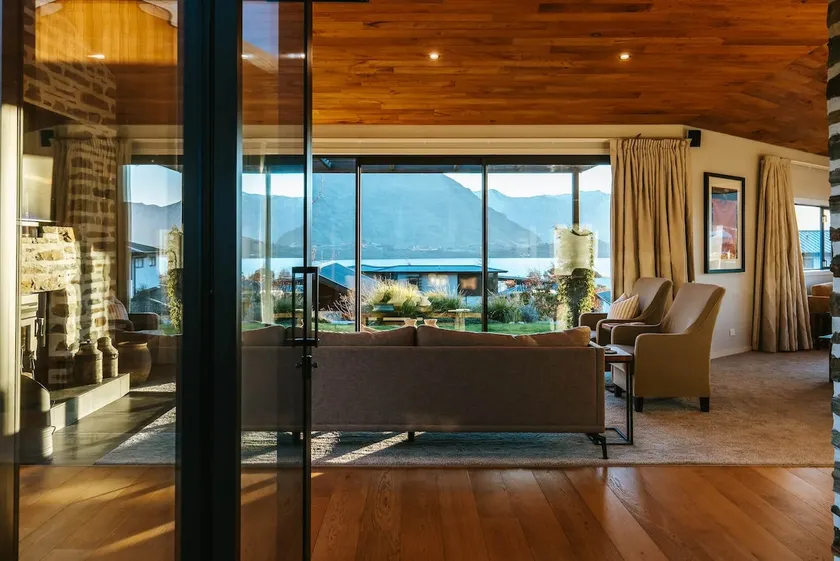 Te Moana - Lake Views - Sleeps 7 - Wanaka - Image 1