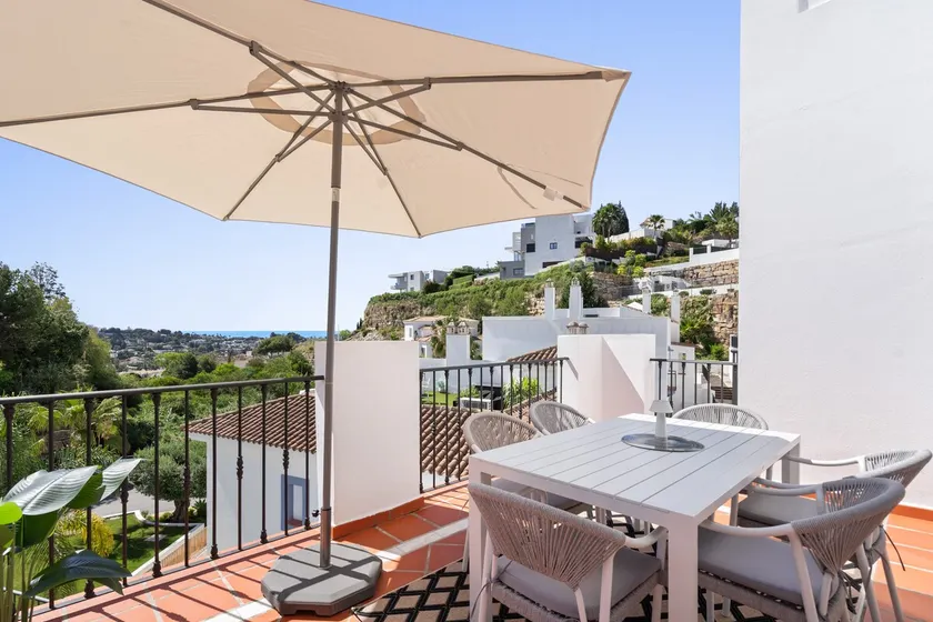 Stylish PH with Private Rooftop & Sea Views RDR563 - Image 1