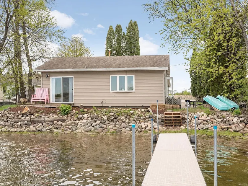 Lindstrom Lakeside Cottage - Image 1