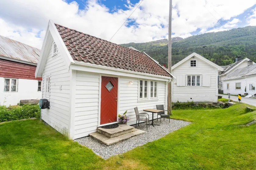 Charming annex by the fjord - Image 1
