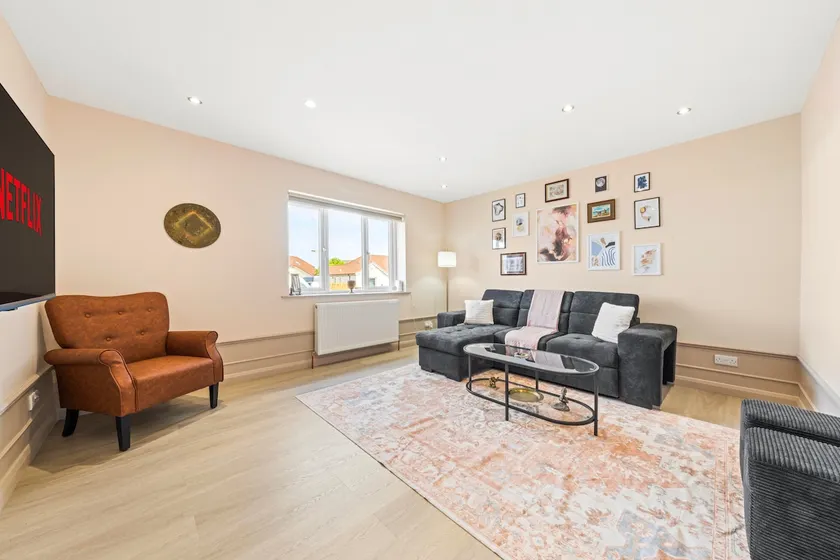 Bright & Modern 3-Bed House Next To Glasgow Airport - Image 1