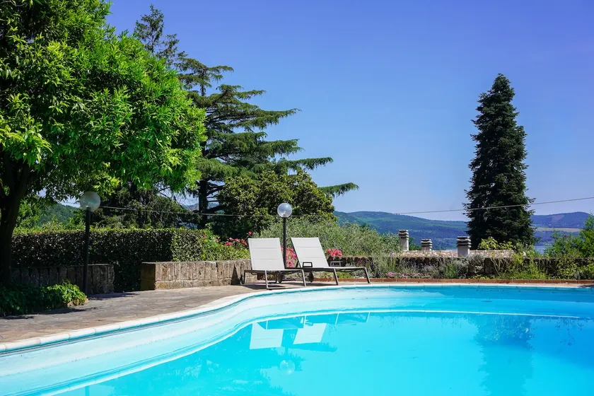 Cozy Villa with Pool & Lake Castle View - Image 1