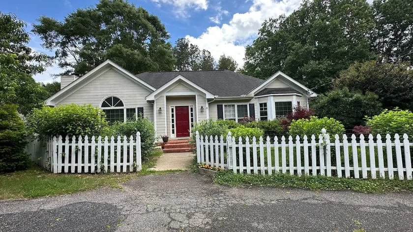 3 bedroom, 4 bed ranch home - Image 1