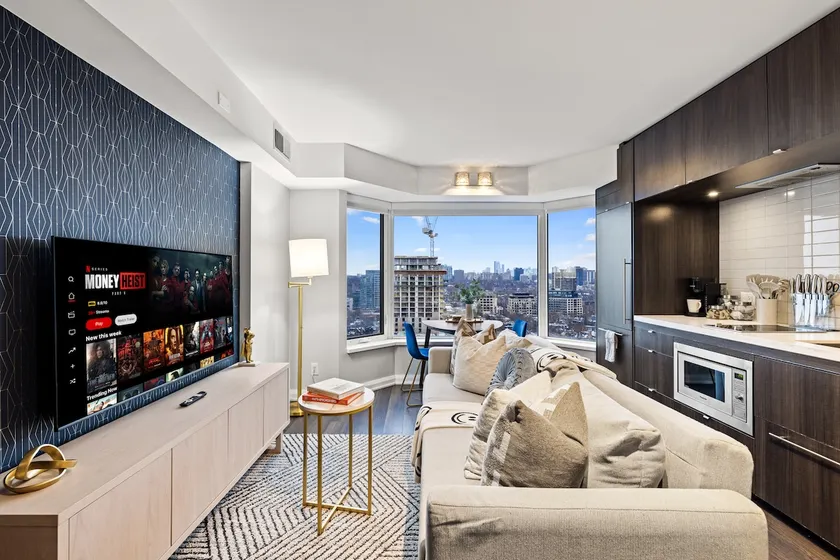 Stylish Yorkville King Suite - Shopping Paradise - Image 1