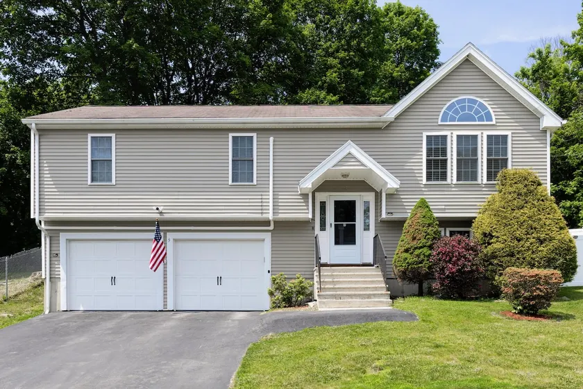 Spacious Cozy 4BR House Near Worcester Airport - Image 1