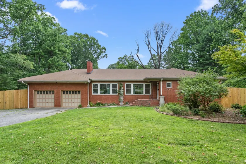 Charming 4-Bedroom Retreat House - Image 1