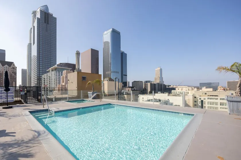 DTLA Boutique Loft w Rooftop Pool Hot Tub - Image 1
