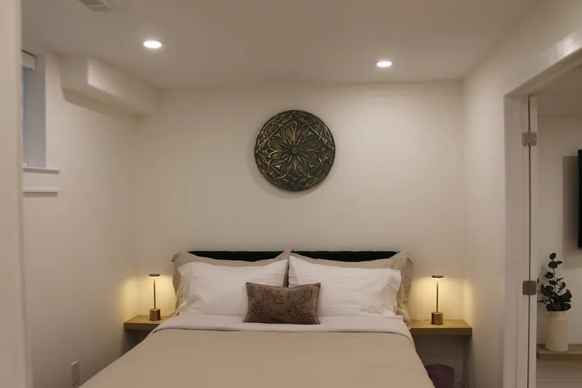 Queen Bed Suite-Private Entrance - Image 1
