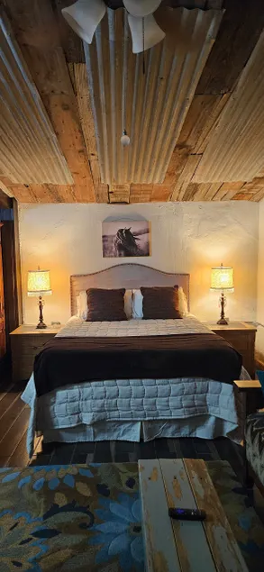 Rustic Downtown Hideaway - Image 1