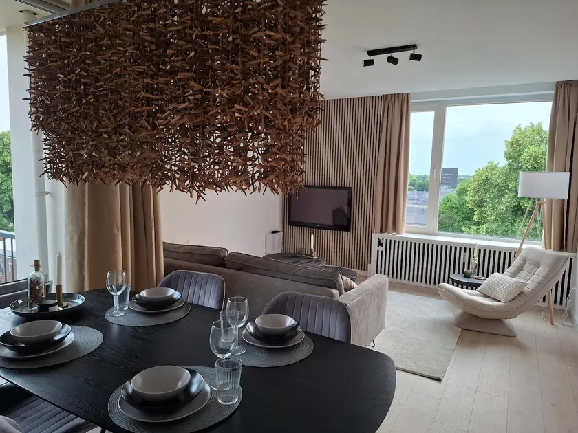 Apartment with skyline view - Image 1