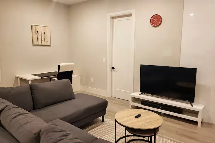 Luxurious Private Studio - Image 1