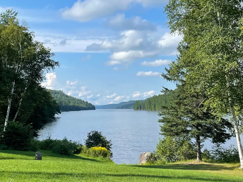 Charming Lakeside Retreat - Image 1