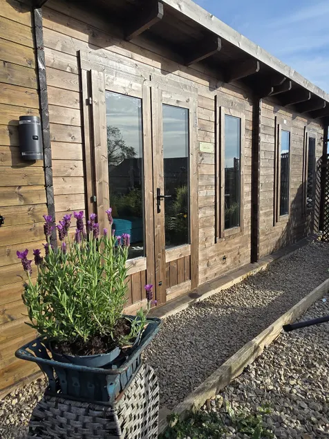 Log cabin with hot tub and views - Image 1