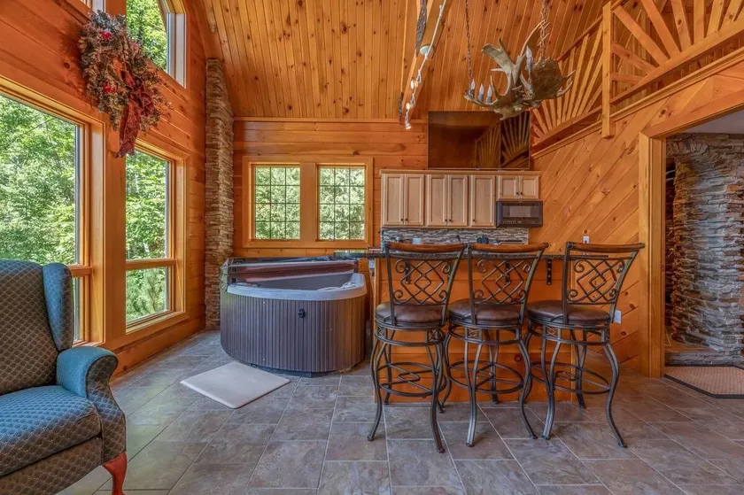 Luxury Lakeside Lodge w/Hot Tub & Steam Shower - Image 1