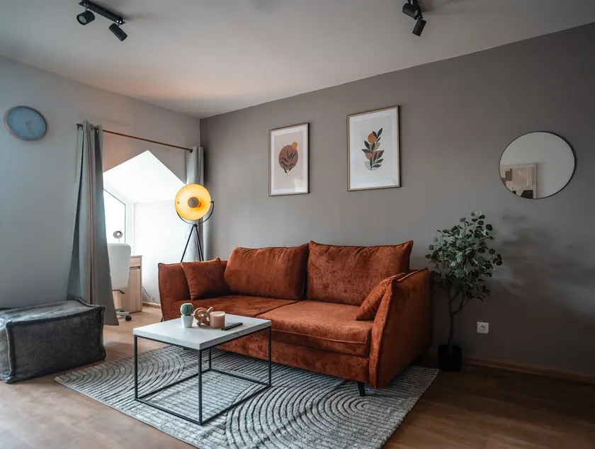 Luxury Stylish Apartment with Balcony & Free Parking - Image 1