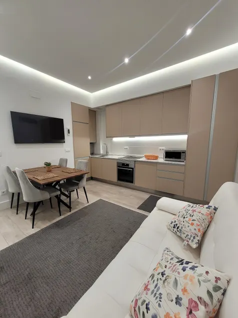A Paradise in Madrid - Image 1