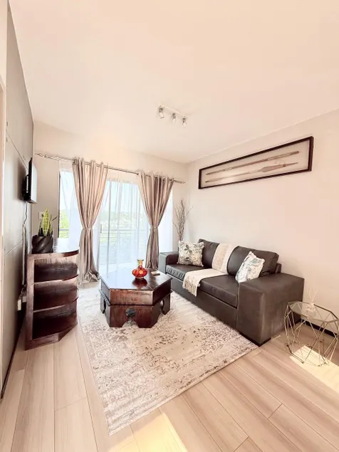 Broadacres apartment-work or play -swimming pool - Image 1