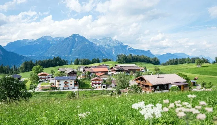 Vacation home with mountain view - Image 1