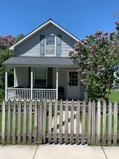 Charming 2-Bedroom Cottage - Image 1