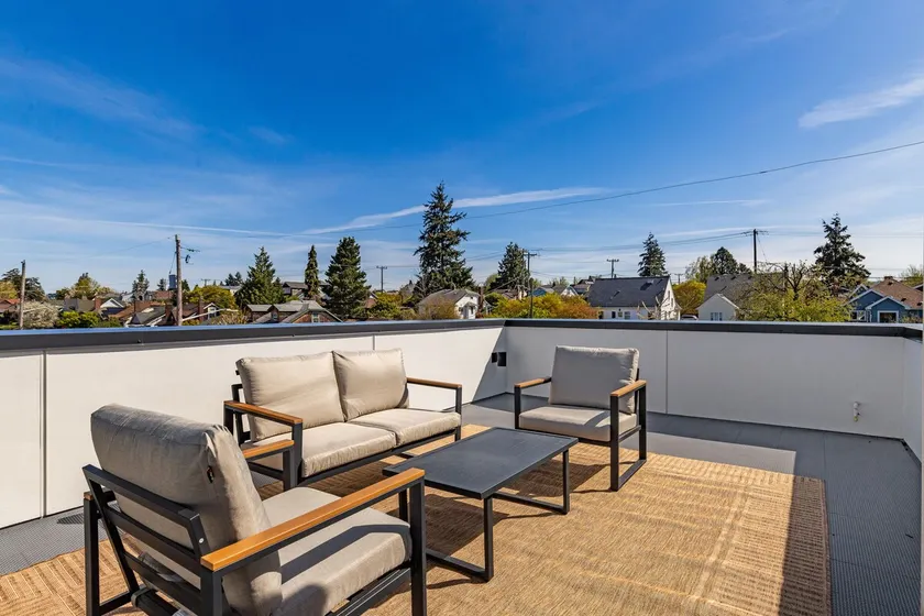 Modern townhouse w/rooftop terrace & EV charger - Image 1