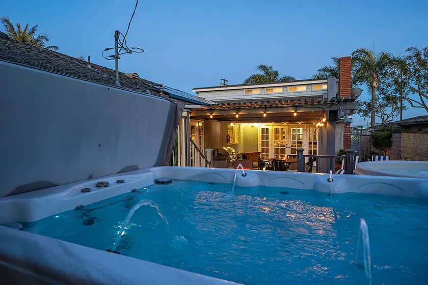 Spacious Beach house 3/2 pool! Short walk to sand! - Image 1