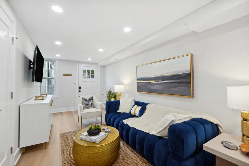 Royal Hue House Style & Comfort - Image 1