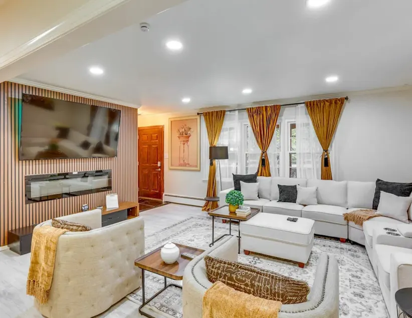 Modern 4BR 2BA Villa Near Bucknell with Pool - Image 1