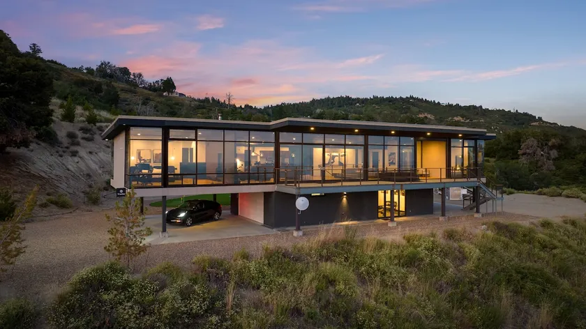 Dream Home, Spectacular Views on 20 Acres, Hot Tub - Image 1