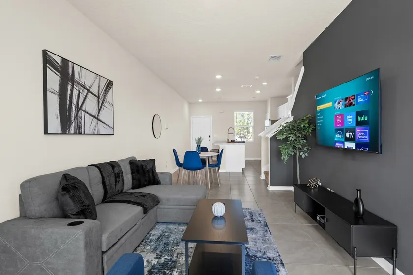 2BR Townhome close to Downtown/Beaches/UNF. - Image 1