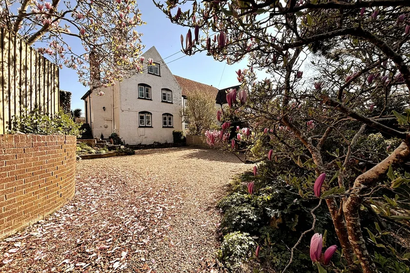 Dog friendly. Views of Wootton creek, price drop! - Image 1