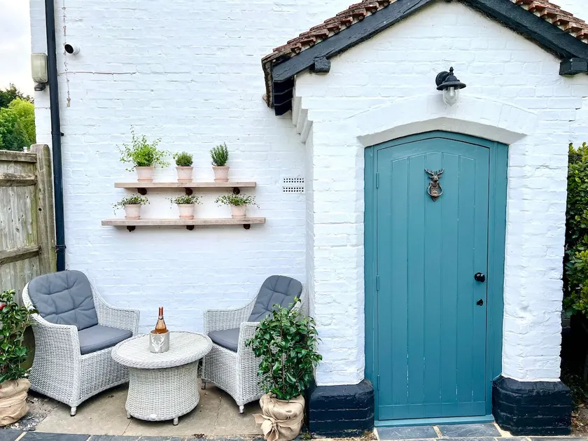 Pretty Riverside Cottage Petworth - Image 1