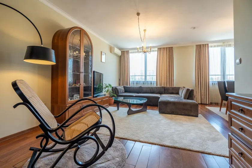 Elegant Aristocratic 2 BDRM Flat, TOP Location - Image 1