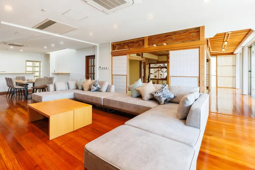 [Annex, 2F] Accommodates up to 18 people!Plenty of restaurants!Walking distance to the beach & free parking for up to 3 cars - Image 1