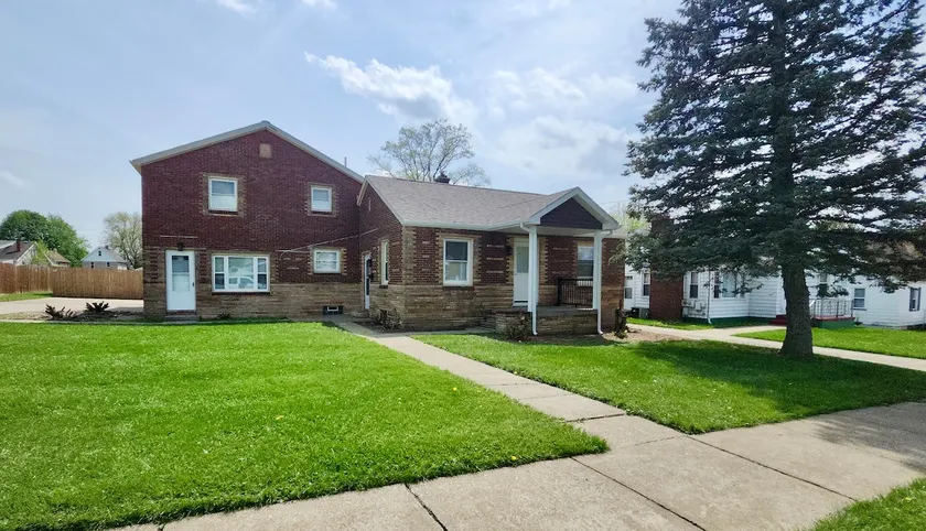 Spacious 5BR Family Home - Image 1