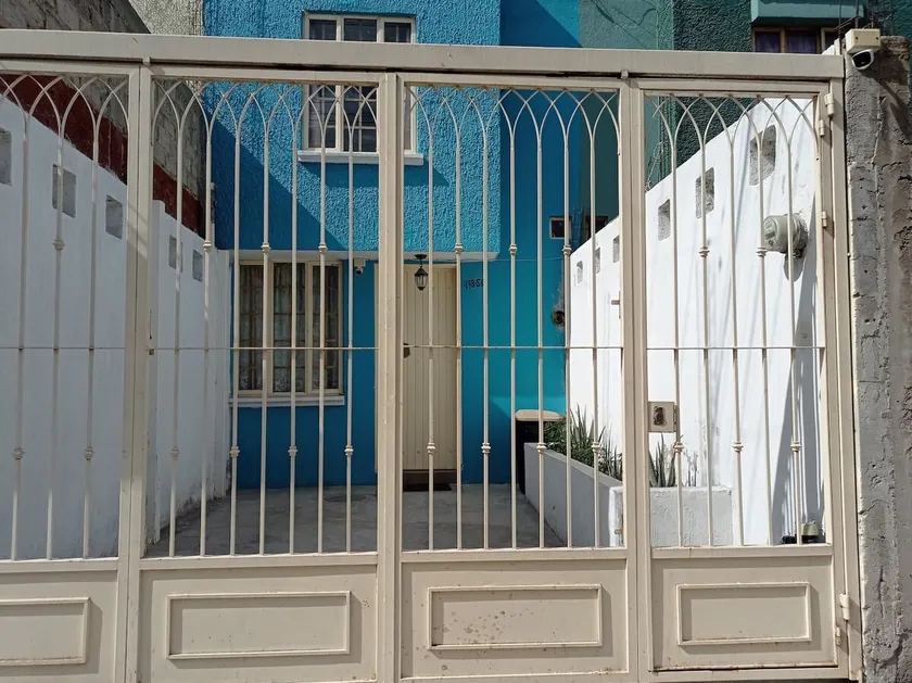 Nice house near the light rail - Image 1