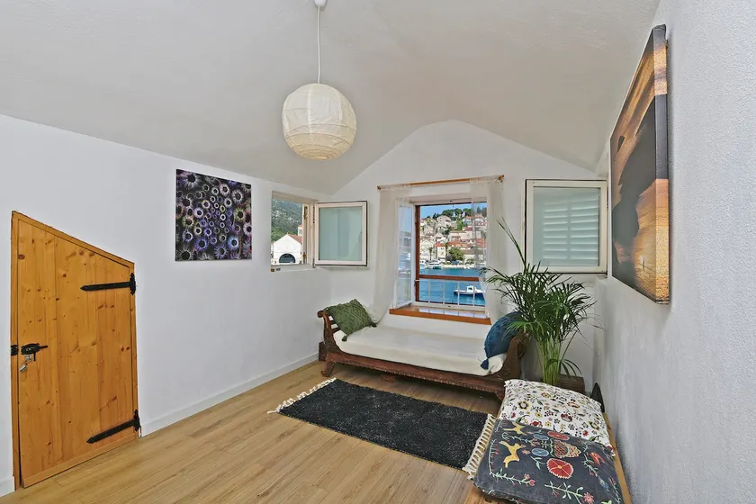 Unique Central Harbor Living - Image 1
