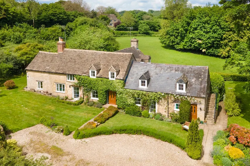 Stunning Cotswold Cottage Nr Country & River Walks - Image 1