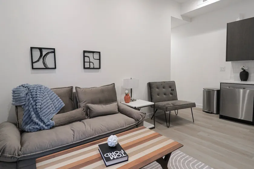 Unit 5: Cozy 1 BR w/ Queen Bed + Sofa Pullout - Image 1