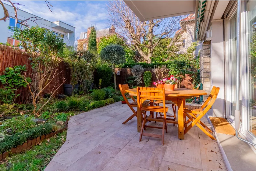 90 m2 apartment on enclosed garden - Image 1