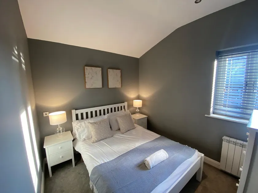 Marble Lodge at The Paddock | 2BR | Free Parking - Image 1
