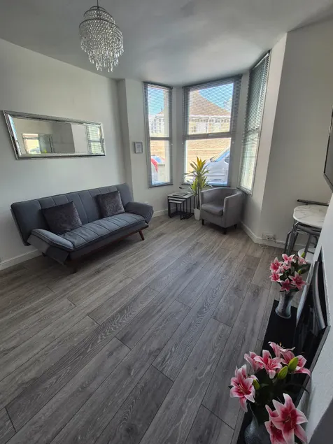 6 min to euro tunnel 1 bed ground floor apartment - Image 1