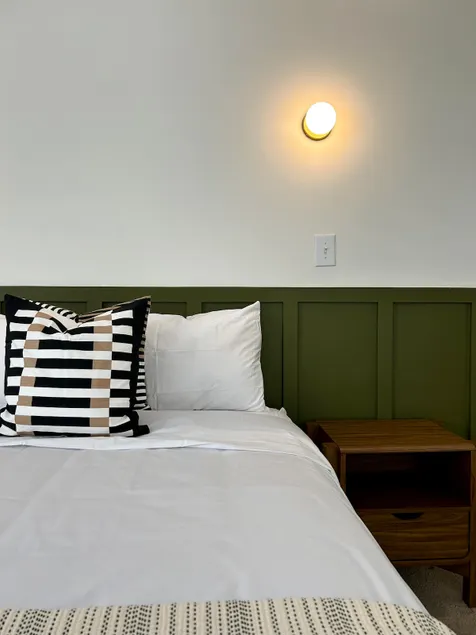 The Kode Sylvan Lake | 8 Minute Walk to the Beach - Image 1