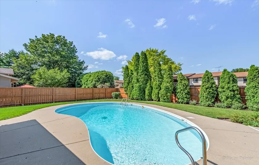 Hot tub. Heated Pool. In town location. - Image 1