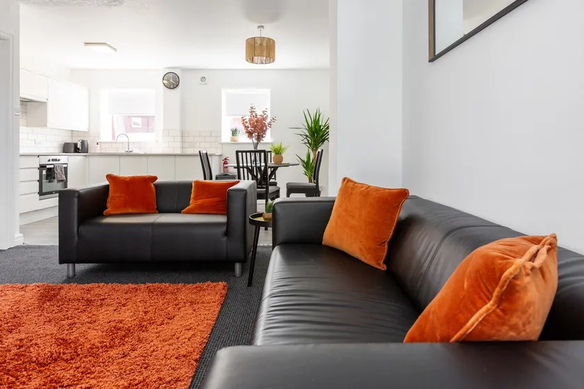 Waterfront 2 Bed Apartment | Free Parking & Wi-Fi - Image 1