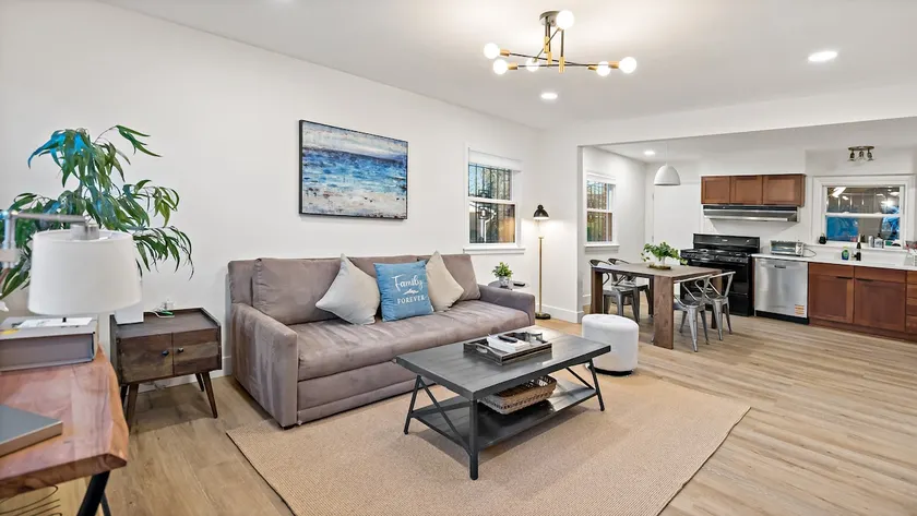 Live in the burbs like a king - Image 1